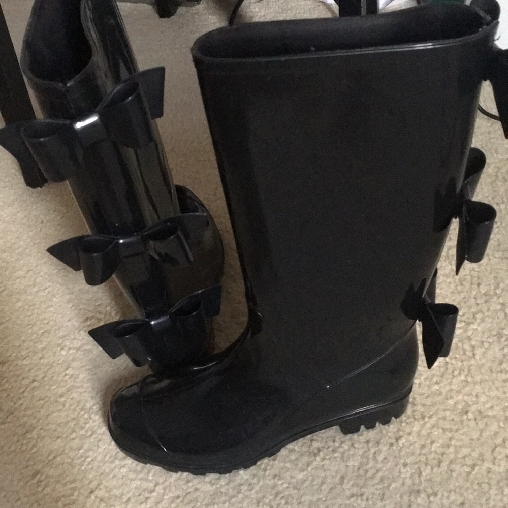 Black rain boots with bows in the back